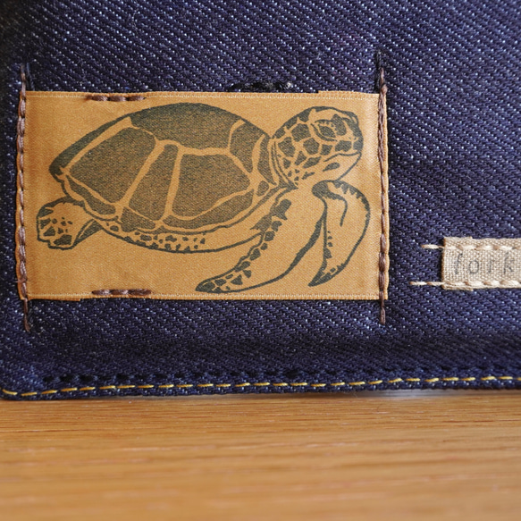 スマホポーチ　文庫本サイズ　カードケース　海亀　サイズ仕立て　肩掛け仕様　岡山産デニム　　 12枚目の画像