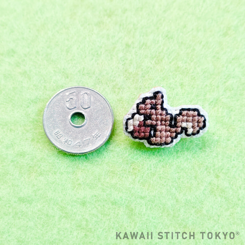 りすとどんぐり【ブローチ】バッチ バッジ リス 動物 秋 刺繍 かわいい