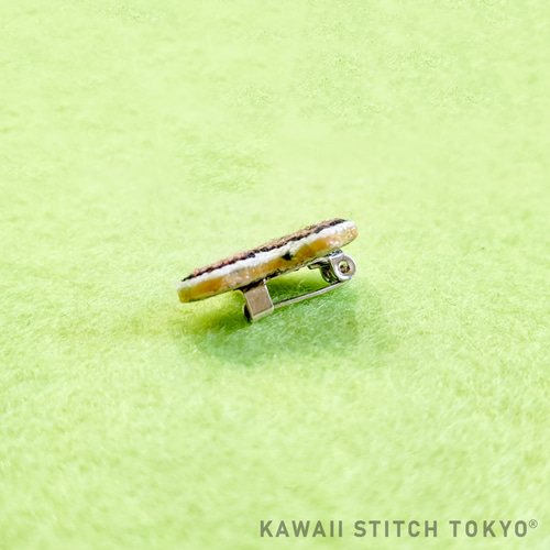 りすとどんぐり【ブローチ】バッチ バッジ リス 動物 秋 刺繍 かわいい