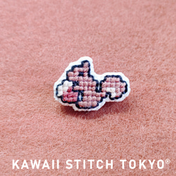 りすとどんぐり【ブローチ】バッチ バッジ リス 動物 秋 刺繍 かわいい クロスステッチ ポップ オーダーメイド 1枚目の画像