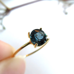 [十一月生日石] 6 毫米細粒“倫敦藍托帕石”刻面戒指 第12張的照片