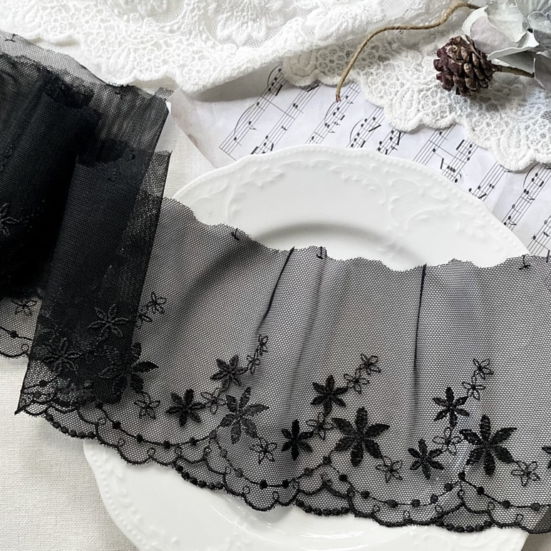 手刺繍入り円形パネル　手編みレース繋ぎ　ホワイト　フリークロス 手刺繍入り円形パネル 手編みレース繋ぎ ホワイト フリークロス