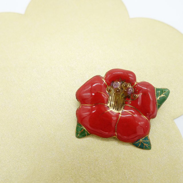 椿の七宝焼ブローチ【受注制作】