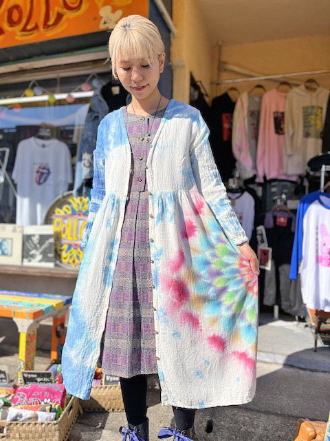 タイダイ染め　前開きのロングワンピース　美しい藍色のムラ染めに幻想的で華やかな大曼荼羅 HD17-64