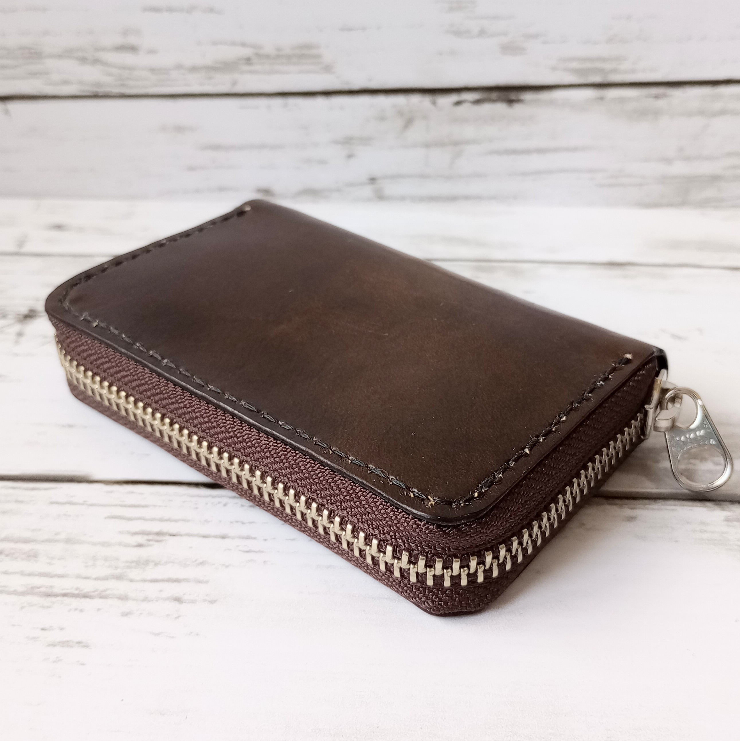 ★SALE★ 手染めヌメ革のラウンドファスナーコインケース