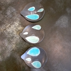 雫型の黒い豆皿 青い海の水滴の色が可愛い 爽やかな豆皿 9.8cm×8.0cm　 1枚目の画像