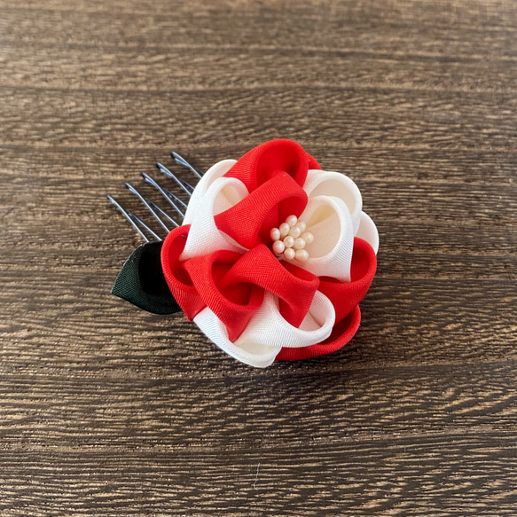 二色小椿のコーム✳︎桐箱入【つまみ細工/正絹】Small camellia hair ornament 1枚目の画像