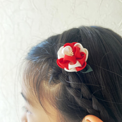 二色小椿のコーム✳︎桐箱入【つまみ細工/正絹】Small camellia hair ornament 4枚目の画像