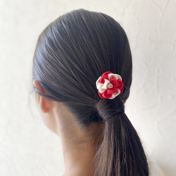 二色小椿のコーム✳︎桐箱入【つまみ細工/正絹】Small camellia hair ornament 3枚目の画像