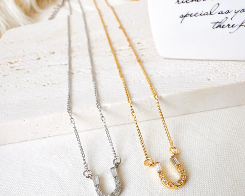 幸運のホースシューネックレス⋆キュービックジルコニア 金属