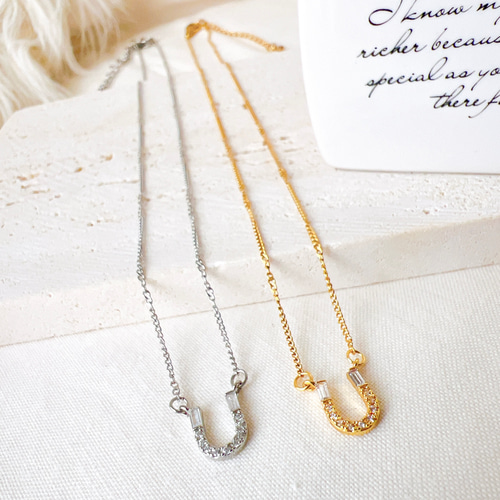 幸運のホースシューネックレス⋆キュービックジルコニア 金属