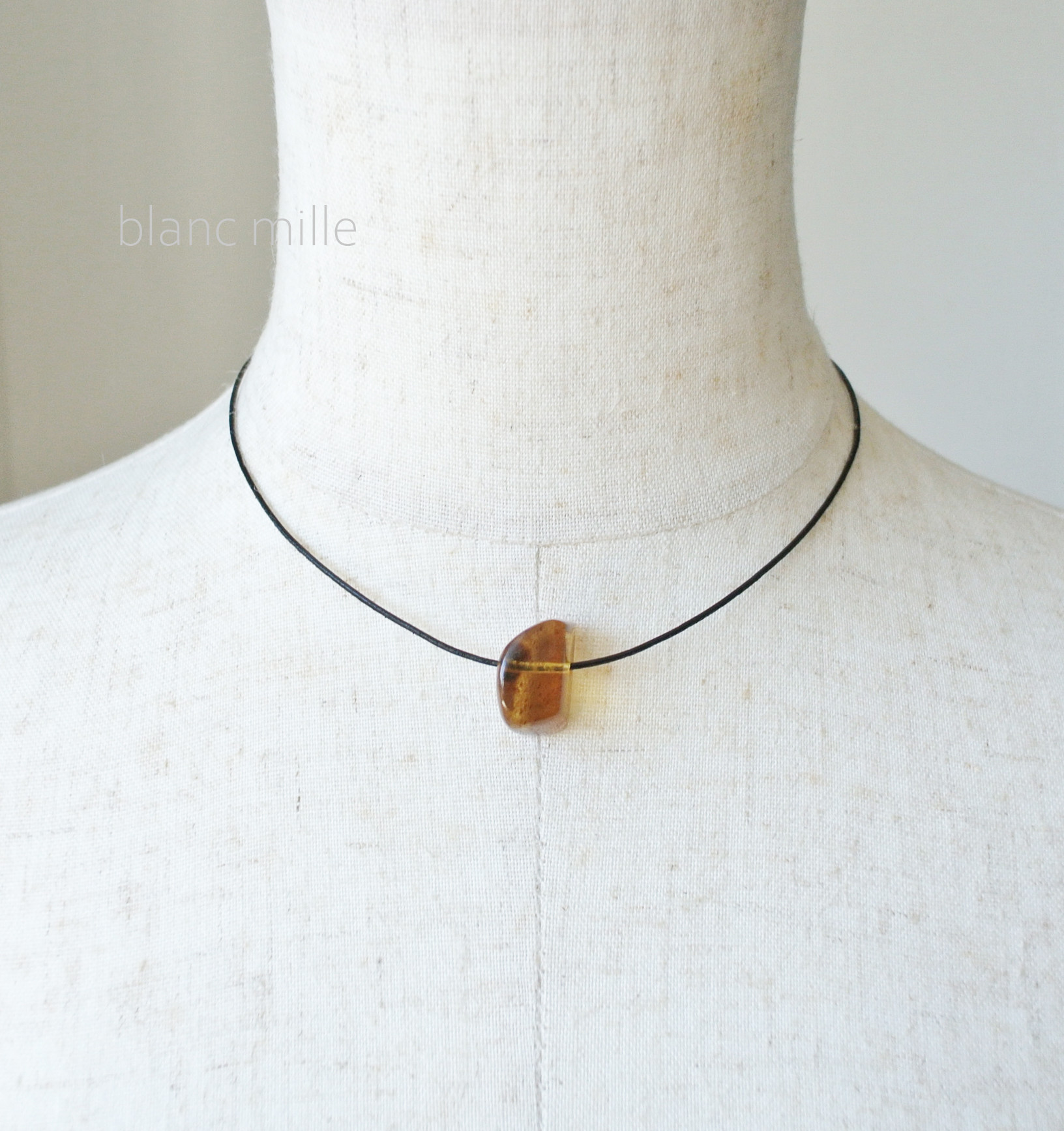 No.1857○*ブルーアンバー K18革紐ネックレス○*18金 シンプル 天然琥珀 レザーチョーカー