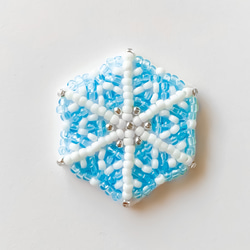 雪の結晶(クリアブルー) ❄︎ ビーズ刺繍【ヘアゴム/ブローチ/ボールチェーン】 3枚目の画像