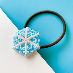 雪の結晶(クリアブルー) ❄︎ ビーズ刺繍【ヘアゴム/ブローチ/ボールチェーン】 2枚目の画像