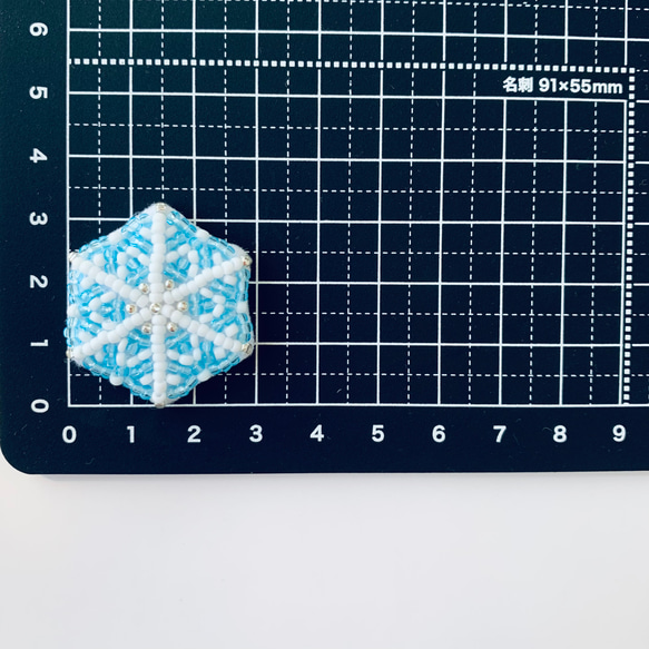 雪の結晶(クリアブルー) ❄︎ ビーズ刺繍【ヘアゴム/ブローチ/ボールチェーン】 5枚目の画像