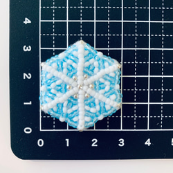 雪の結晶(クリアブルー) ❄︎ ビーズ刺繍【ヘアゴム/ブローチ/ボールチェーン】 4枚目の画像