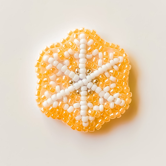 雪の結晶(パールオレンジ) ❄︎ ビーズ刺繍【ヘアゴム/ブローチ/ボールチェーン】 3枚目の画像
