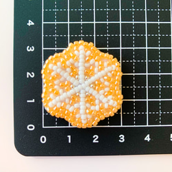 雪の結晶(パールオレンジ) ❄︎ ビーズ刺繍【ヘアゴム/ブローチ/ボールチェーン】 4枚目の画像