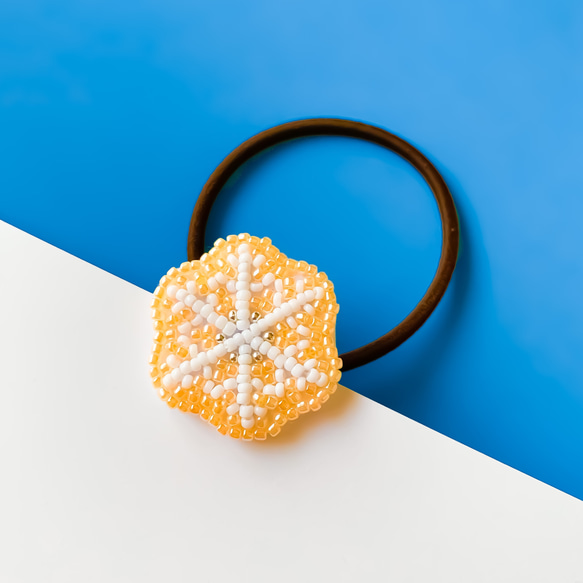 雪の結晶(パールオレンジ) ❄︎ ビーズ刺繍【ヘアゴム/ブローチ/ボールチェーン】 1枚目の画像
