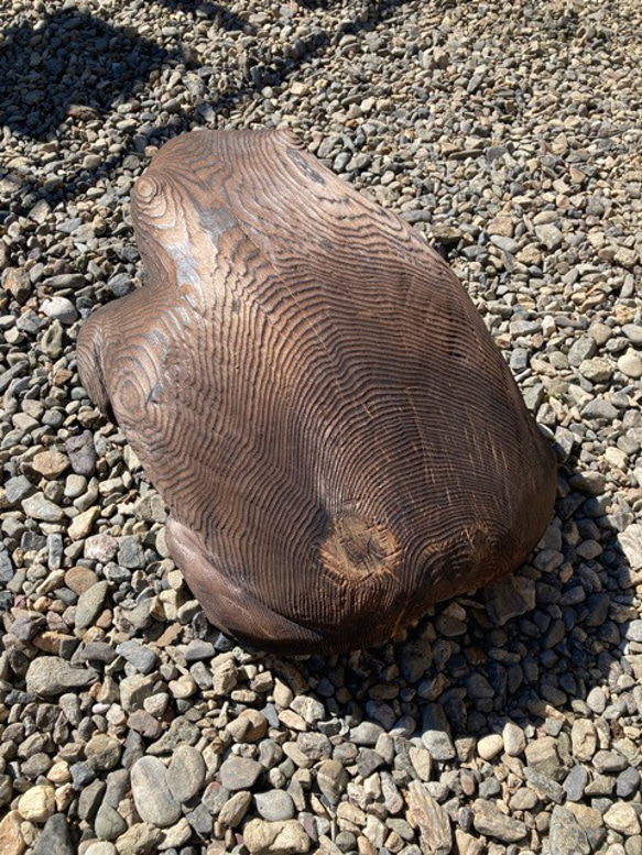 木のカエル　ディスプレイ用　置物　縁起物　チェーンソー仕上げ　吉野杉　焼き杉　ハンドメイド 3枚目の画像