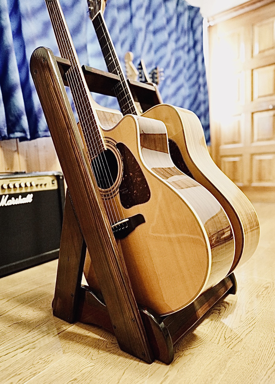 【世界に一点】再現不可の色彩 | 手作り木工 2本掛けギタースタンド（斑仕上げ）