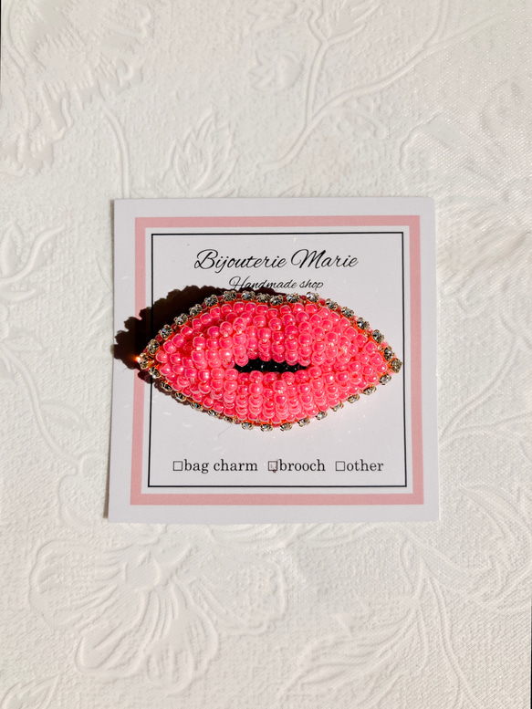 ビーズ刺繍ブローチ　✳︎ぷっくリップ(PINK)✳︎ /唇/リップ/大人可愛い/立体的/キラキラ 1枚目の画像