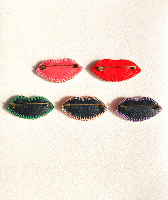 SALEビーズ刺繍ブローチ　✳︎ぷっくリップ(PURPLE)✳︎ /唇/リップ/大人可愛い/立体的/キラキラ 6枚目の画像