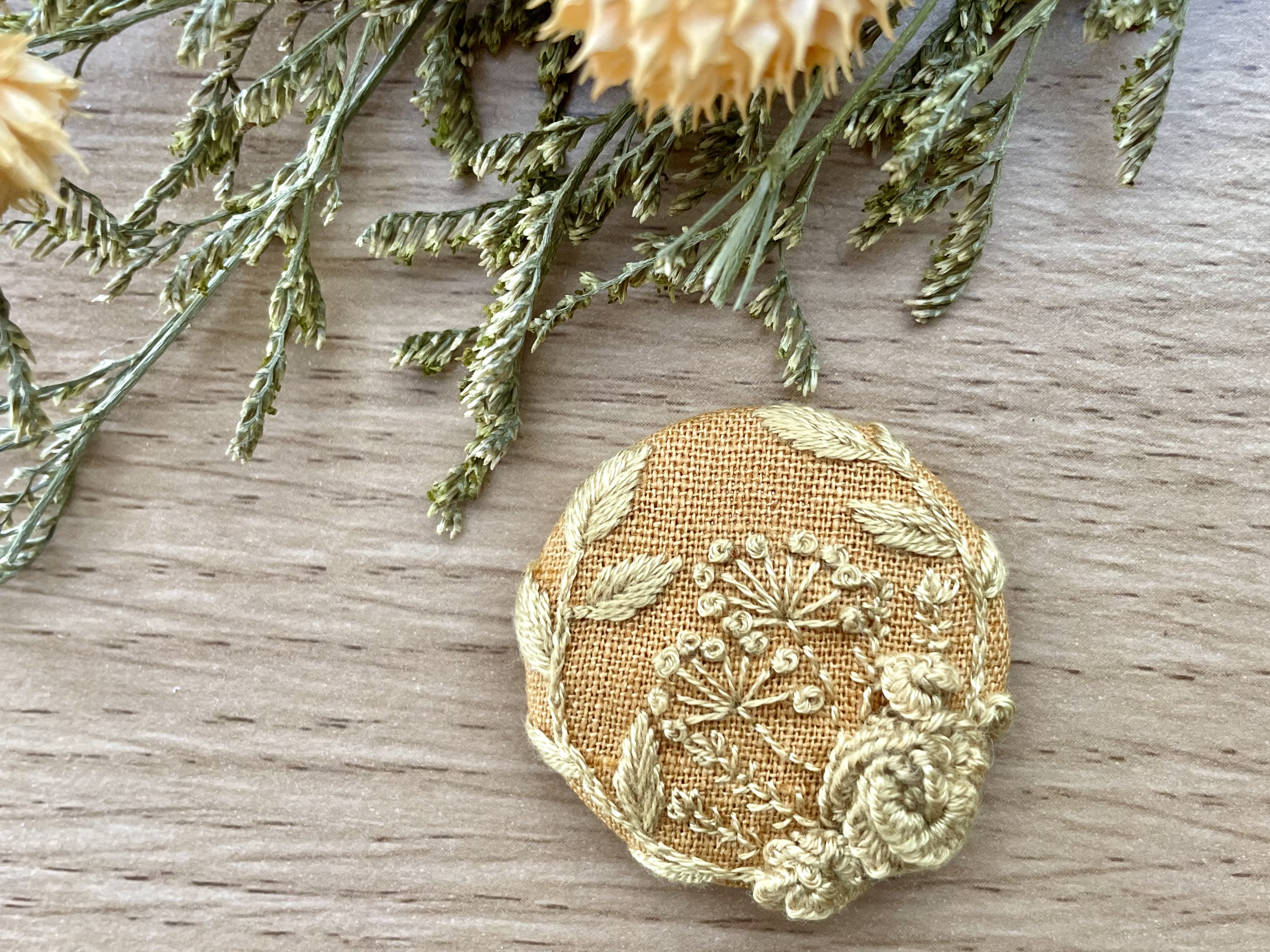 くるみボタン 鳥刺繍 ブローチ or ヘアゴム