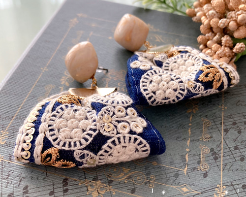 インド刺繍リボンのピアス（ネイビー×ホワイト） ピアス（スタッド・一
