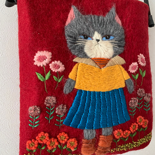 お花刺繍のドレスを着た猫さん 羊毛フェルト生地のバッグ ハンドバッグ はなひなこ 通販｜Creema(クリーマ) 17996465