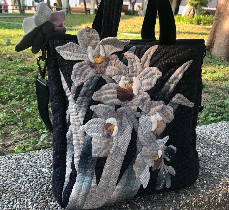 【完成品】手作りパッチワークバッグ 携帯ショルダーバッグ｜百合水仙の花