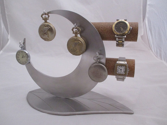 クリスマス　ラッピング　名入れ　腕時計スタンド　父の日ギフト　刻印　三日月腕時計、懐中時計リーフ台座スタンド 1枚目の画像