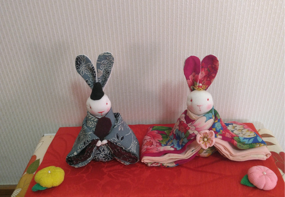 江戸縮緬など、正絹古裂を使用。そら豆の中に小さなうさぎの雛人形とぼんぼりが。 江戸縮緬など、正絹古裂を使用。そら豆の中に小さなうさぎの雛人形