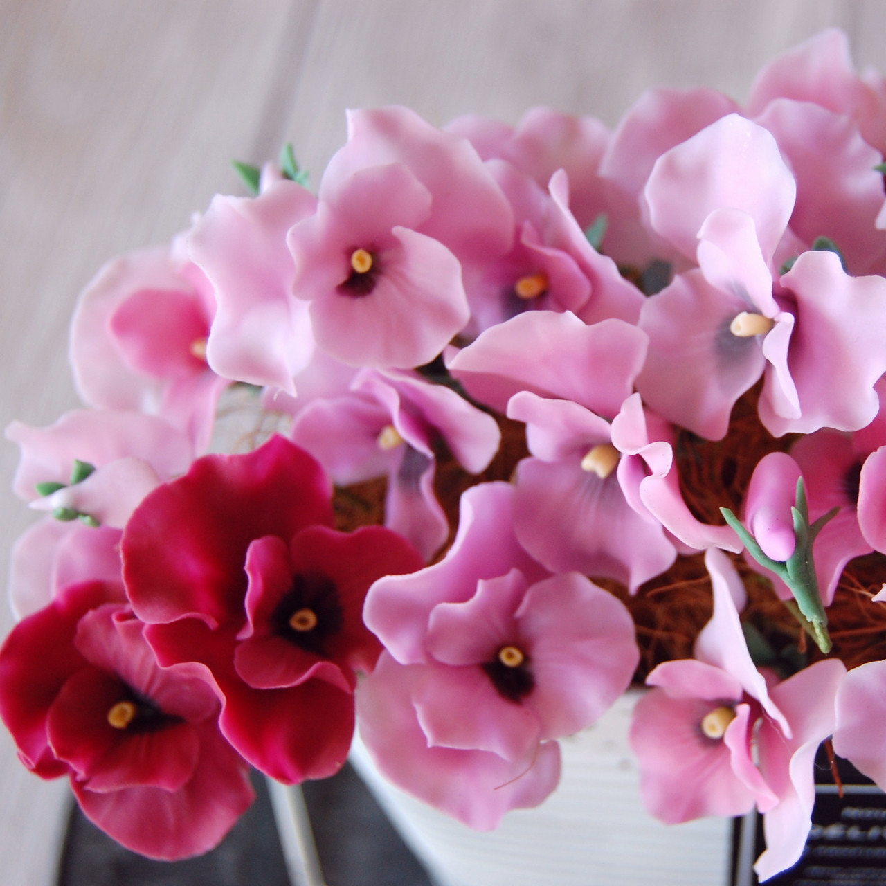 ◆粘土のお花◆　ビオラをアンティーク ブリキポットに飾って・・・ピンク＆レッド　B720