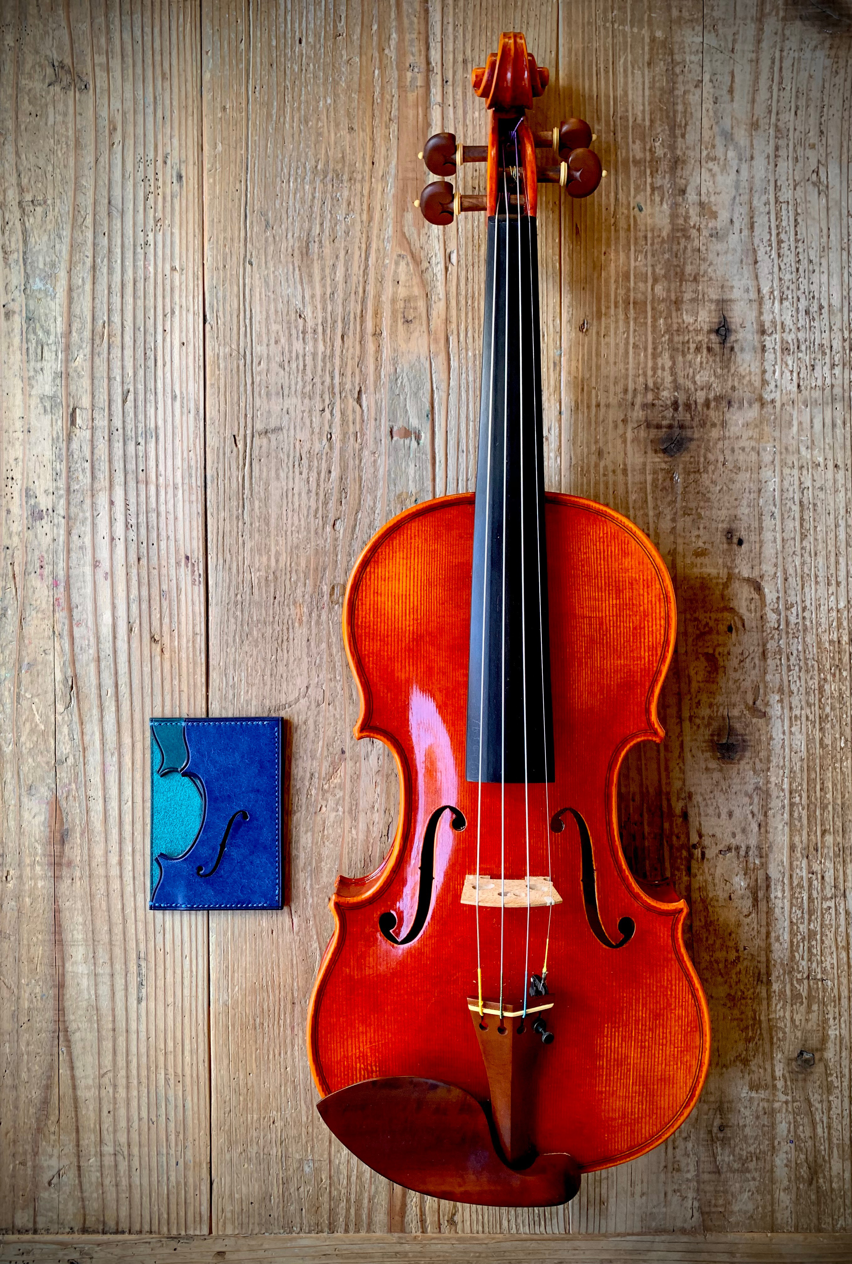 手縫いで創った革のパスケース 『ivers - Topolino 44』