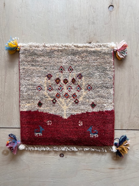 ギャッベ 赤いウールカーペット 動物刺繍付き わずらわし