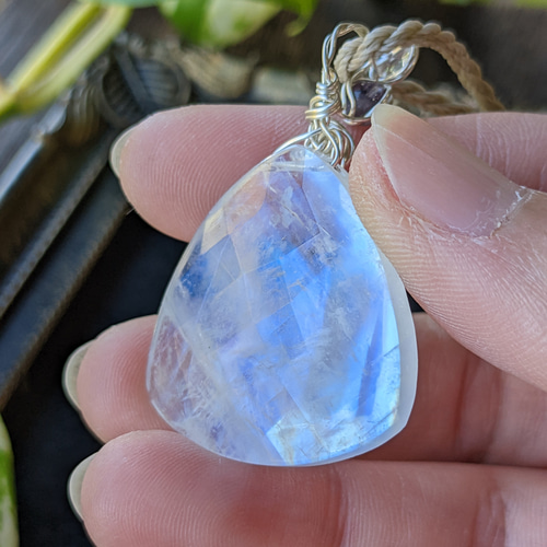 みかりん様　　ベージュ、ホワイト 高品質]ホワイトラブラドライト/レインボームーンストーンペンダント