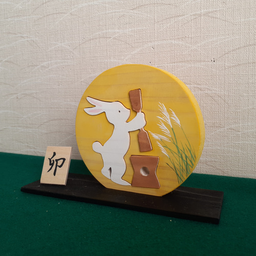 美品 木工細工 うさぎの餅付き 積み木オブジェ ヒノキ 置物 兎 躍動感