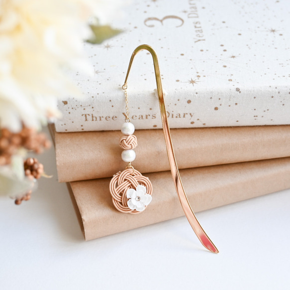 大人可愛いブックマーカー 水引梅とつまみ細工 カフェオレ しおり