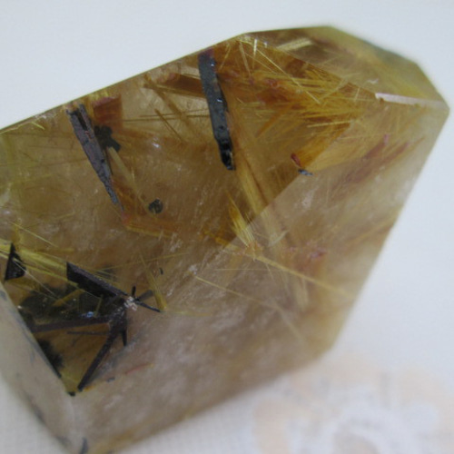 再販】天然石 原石 五角柱 ゴールドタイチンルチルクォーツ 32g