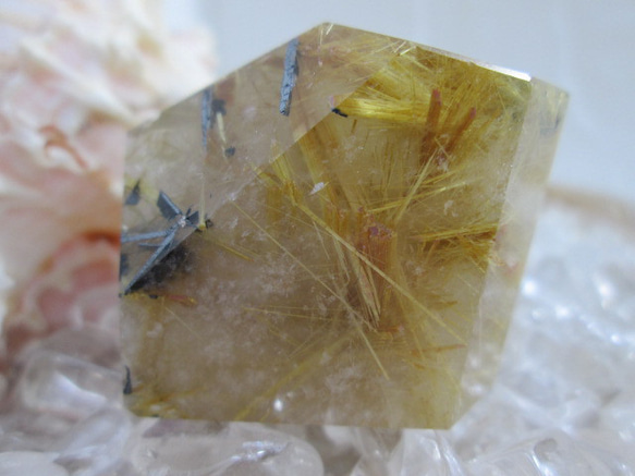 再販】天然石 原石 五角柱 ゴールドタイチンルチルクォーツ 32g