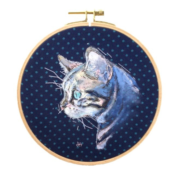 【刺繍枠絵画】　見つめる猫 1枚目の画像