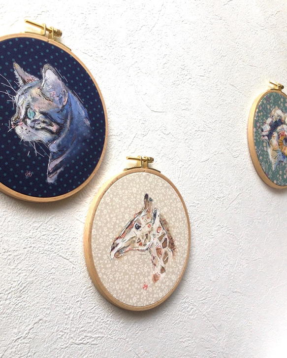 【刺繍枠絵画】　見つめる猫 4枚目の画像