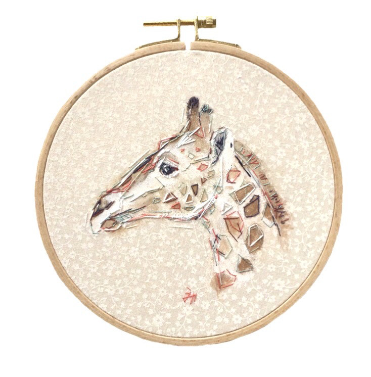 刺繍枠絵画】 優しいお花のキリン 絵画 初香 通販 14847481