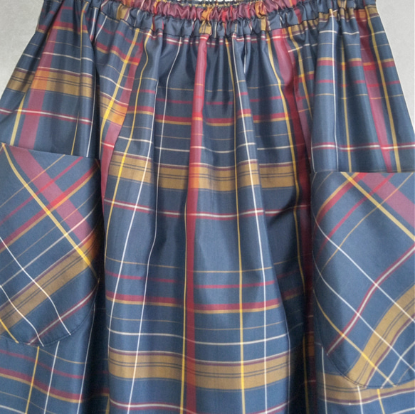 着物リメイク♪丈７８ｃｍチェックの大島紬でポケット付きモダンなスカート（裏地付き） 5枚目の画像