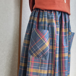着物リメイク♪丈７８ｃｍチェックの大島紬でポケット付きモダンなスカート（裏地付き） 4枚目の画像