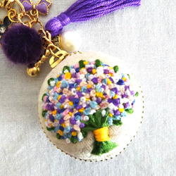 小花の花束②刺繍のマカロンポーチキーホルダー 5枚目の画像