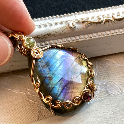 FAMILIAR ハンドメイド・手芸 神秘のレインボー✴︎マルチカラー