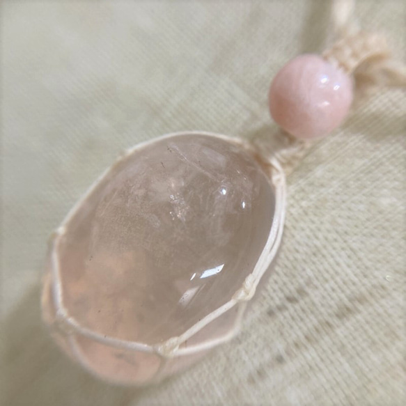 クリアローズクォーツとピンクオパールのマクラメ編みペンダント　マクラメアクセサリー　(CPN47）　 3枚目の画像