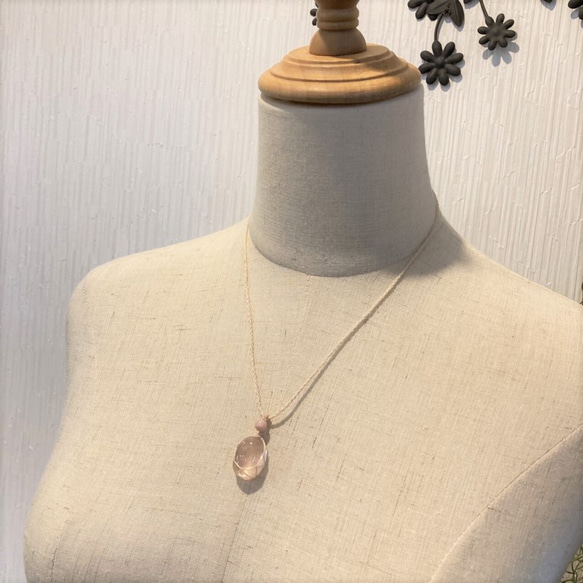 クリアローズクォーツとピンクオパールのマクラメ編みペンダント　マクラメアクセサリー　(CPN47）　 4枚目の画像